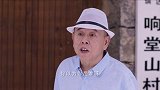 大爷对小伙好像态度不大友善，大妈看不下去直接把大爷镇住了