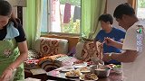 爷爷过生日，鸡鸭鱼肉摆上桌，全家人欢聚举杯庆祝，爷爷乐开花