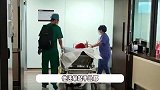 李连杰发文报平安，调侃自己硬件出问题维修一下，躺病床比耶好可爱