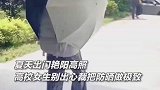 高校女生同时撑三把伞出门，全方位遮阳，全新造型