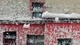 爱尔兰海岸一村庄现“海浪泡沫”奇观 道路房屋如被白雪覆盖