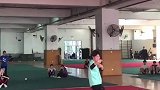 男生在武术课测验中，打出一套精彩醉拳，赢得在场同学的一致好评