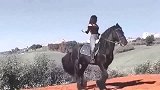 看女朋友这骑马的架势，一看就知道是个行家
