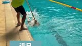 教练用杆子辅助学员学游泳，乍一看以为在泳池洗拖把
