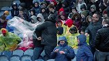 英超3月逗比时刻：博格巴又现小碎步罚点 大风吹飞球迷雨衣