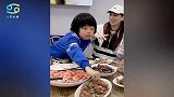 张庭与老公儿女吃海鲜，一家四口同框幸福满溢，称每天都是情人节