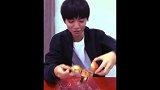 快看王俊凯吃蟹了，这么大一个，这吃法太逗了