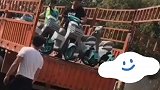 共享单车工作人员暴力卸车，这看着心里不对劲