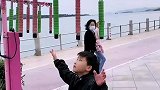 男孩挑战眼疾手快