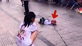 偶遇一个无赖的小朋友，妈妈不给他买玩具，竟然赖在地上不起来！