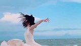 穿着裙子的女孩在海边的才艺表演精彩而刺激，太美了