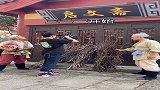 拍戏现场，兄弟你入戏太深了