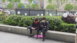 小短腿恶搞帅哥，假装包包被陌生人拿走，小伙子正义追逐夺回财物