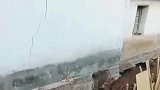 盖房挖到邻居家的墙角，这下邻居也能盖新房了