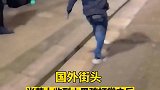 国外街头艺人收到小男孩的打赏