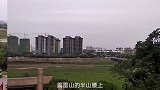 河南省信阳市平桥区的震雷山上有一座平山塔，守护着信阳城