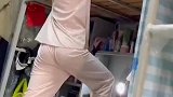 女生不想爬梯子，室友直接徒手拉到上铺
