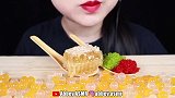 美女试吃草莓麻薯、蜂巢蜜、飞鱼籽、海葡萄、爆爆珠