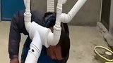 小伙用废弃的管道帮女儿制作的座驾，农村人的乐趣