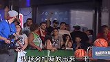 现场挑选路人表演扣篮，没想到大哥一鸣惊人，让职业选手都目瞪口