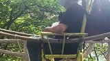 俩大爷抬着游客上山，网友见状议论纷纷