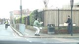 国外恶搞之大哥别吓我！砰地一声气球爆了，太逗了