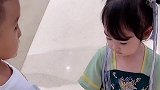 三岁小萝莉偶遇小哥哥，开始有点害羞，后面追着人家不松手
