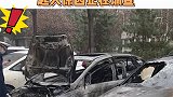 私家车半夜突然起火，殃及旁边两车