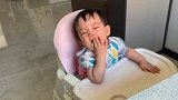 小宝宝吃东西的样子好搞笑，真是怕有人抢吗连形象都不要了！