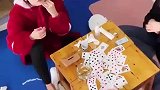 满脸贴条的女生做梦也想不到，其中两女生用脚换牌