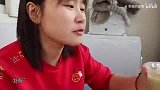 好好吃饭了，豪放妹子吃驴肉卷饼配凉菜