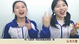 妹子过家家，拿糖果做首饰忽悠闺蜜，又涂又抹化成丑八怪真搞笑