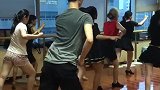 捕捉到一个大长腿小鲜肉帅哥，大家说腿长不长