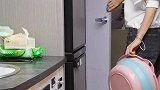 房车里涮完火锅刚躺下，突然出现敲门声