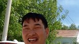 大衣哥朱之文演出回来了，脸上掩饰不住的开心，没有村民来围观真