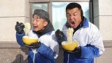 吃泡面没有碗怎么办，二浪竟用柚子皮做成柚子泡面，真香