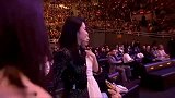 芭莎慈善夜：赵丽颖上台为慈善企业家颁奖，白色露背长裙超美