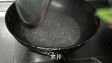 夏天，小伙在家做一个凉菜，配上冰啤，简直爽翻天了