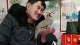 大衣哥养了一只鸟，托着小鸟开直播，太漂亮了！