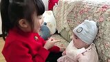 这就是你羡慕的儿女双全，姐姐一闲下来就教训二胎！