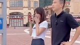 小伙为了拉住女生，下一秒尴尬了，还好是红灯