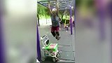 秒杀小伙子！80岁老奶奶灵活玩单杠