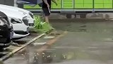 让老公拿伞来接我，谁知道他真的拿“伞”来了