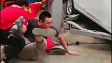 修车 修理工疯了，拦都拦不住，鞋都踹坏了！