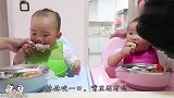吃货双胞胎啃鸡腿，面对大鸡腿不知如何下口，这吃相太蠢萌了