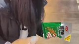 男子和女友逛超市，偷偷给女朋友准备了惊喜