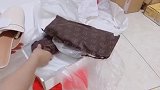 打工妹花99在网上买盲盒，拆开是两双鞋子，商家新套路？