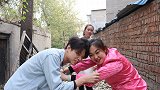 离婚后夫妻俩路边打架，没想到过路的美女遭殃了，全程爆笑不停
