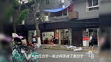 西安多家店铺门头变黑白,店主吐槽:都说像灵堂