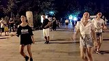 气质御姐跳起广场舞《别知己》，优美的身姿自信漂亮
